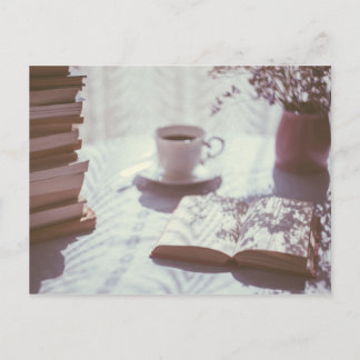 Lesen in der Betttasse Teewäsche literarisch Postkarte