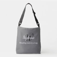 Lesen in einer Tasche. Monogramm, graue Karosserie