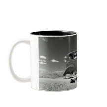 Lesen Sie die kleine gedruckte Tasse des alten Aut