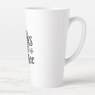 Lesen von Kunstbüchern und Kaffee Milchtasse