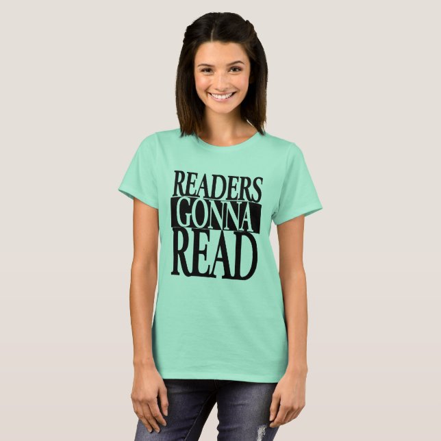 Leser, die gehen, den T - Shirt der Frauen zu (Vorne ganz)