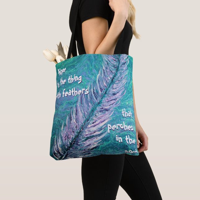 L'espoir est la la chose avec le sac fourre-tout à (De près)