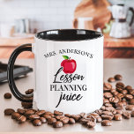 Lesson Planning Juice Funny Personalisiert Teacher Tasse<br><div class="desc">Mit dieser "Lektionsplanungs-Juice"-Tasse geben Sie Ihrem Lieblings-Lehrer das Lachen! Diese Tasse mit einer lebhaften Apfelgrafik und einem Raum für Personalisierung fügt diesen Lektionen eine humorvolle Touch hinzu. Ideal für Kaffee, Tee oder Getränke jeder Wahl, ist es eine durchdachte und unterhaltsame Art, die Lehrer zu schätzen. Ideal für den Rücken-zu-Schule, Lehrer-Wertschätzung,...</div>