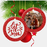 Let It Snow Christmas Script Family Foto Red Keramik Ornament<br><div class="desc">Feiern Sie mit unserem Rundschmuck "Let It Snow Christmas Script Family Foto Red" den fröhlichen Urlaub mit Ihrer Familie. Dieses Design zeichnet sich durch ein stilvolles, fröhliches Weihnachtsskriptmuster aus, das mit dem lebendigen Kalligraphietext "Let It Snow" auf der Rückseite mit Familiennamen, dem Jahr und einem Foto Ihrer Wahl versehen ist....</div>