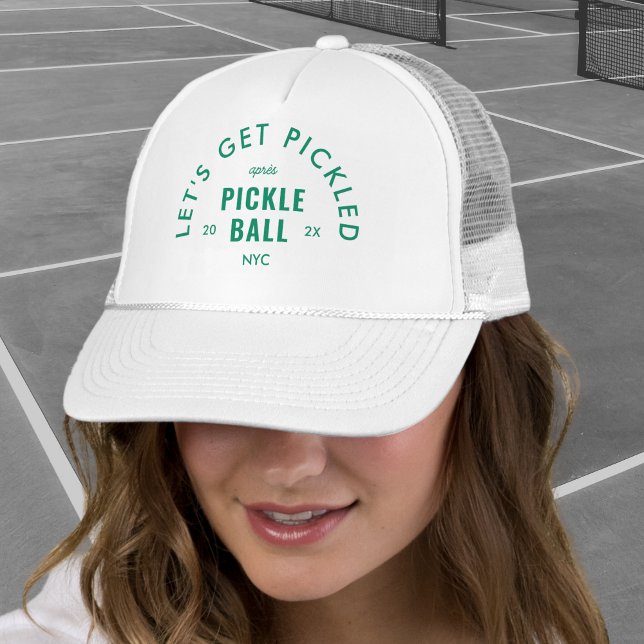 Let's Get Pickled Après Pickle Ball White Truckerkappe (Von Creator hochgeladen)