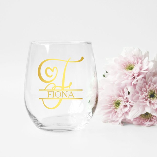 Letter F Monogram Bridesmaid Gift, Modernes Elegan Weinglas Ohne Stiel (stemless wine glass for a bridesmaid gift that has a gold split F monogram and customized with name)