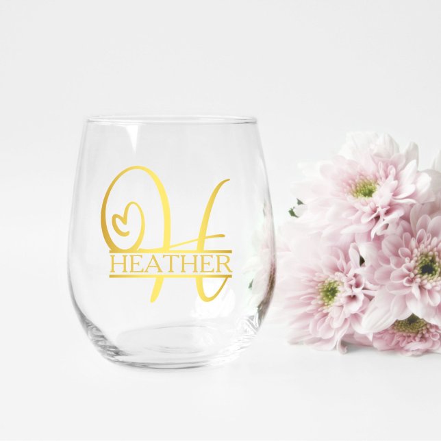 Letter H Monogram Bridesmaid Geschenk, Modernes El Weinglas Ohne Stiel (stemless wine glass for a bridesmaid gift that has a gold split H monogram and customized with name)