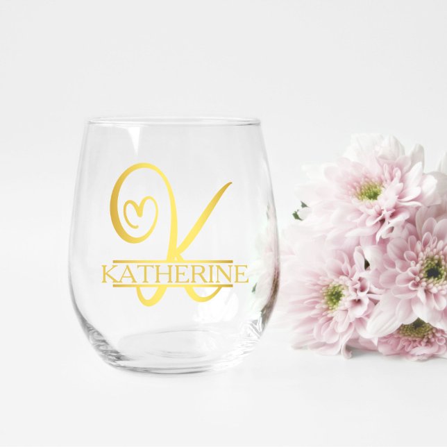 Letter K Monogram Bridesmaid Gift, Modernes Elegan Weinglas Ohne Stiel (stemless wine glass for a bridesmaid gift that has a gold split K monogram and customized with name)