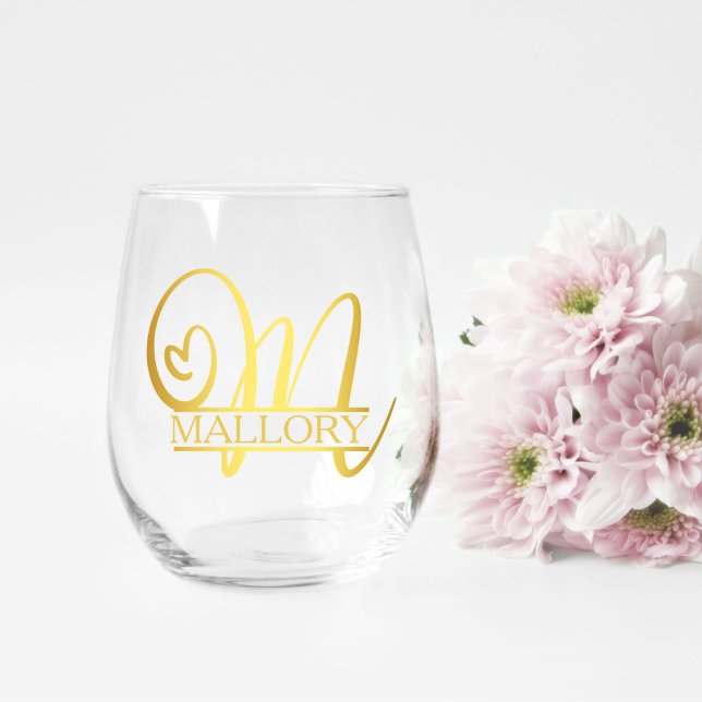 Letter M Monogram Bridesmaid Geschenk, Modernes El Weinglas Ohne Stiel (stemless wine glass for a bridesmaid gift that has a gold split M monogram and customized with name)