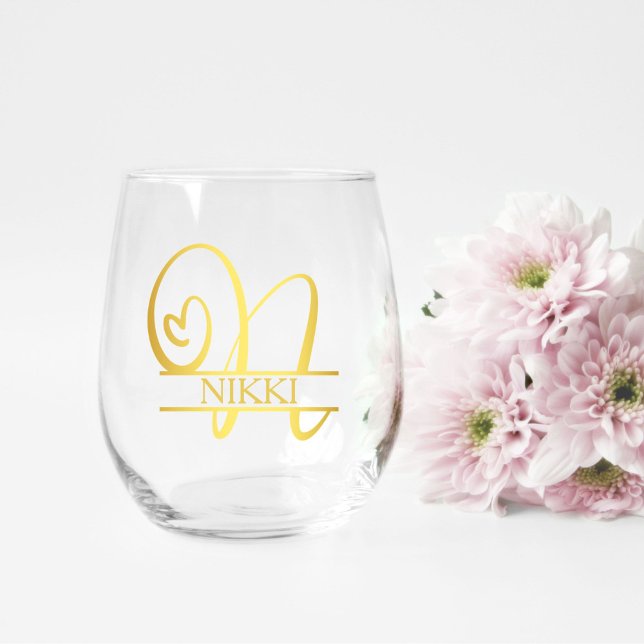 Letter N Monogram Bridesmaid Geschenk, Modernes El Weinglas Ohne Stiel (stemless wine glass for a bridesmaid gift that has a gold split N monogram and customized with name)