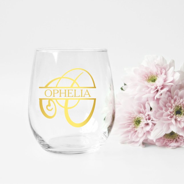 Letter O Monogram Bridesmaid Geschenk, Modernes El Weinglas Ohne Stiel (stemless wine glass for a bridesmaid gift that has a gold split O monogram and customized with name)