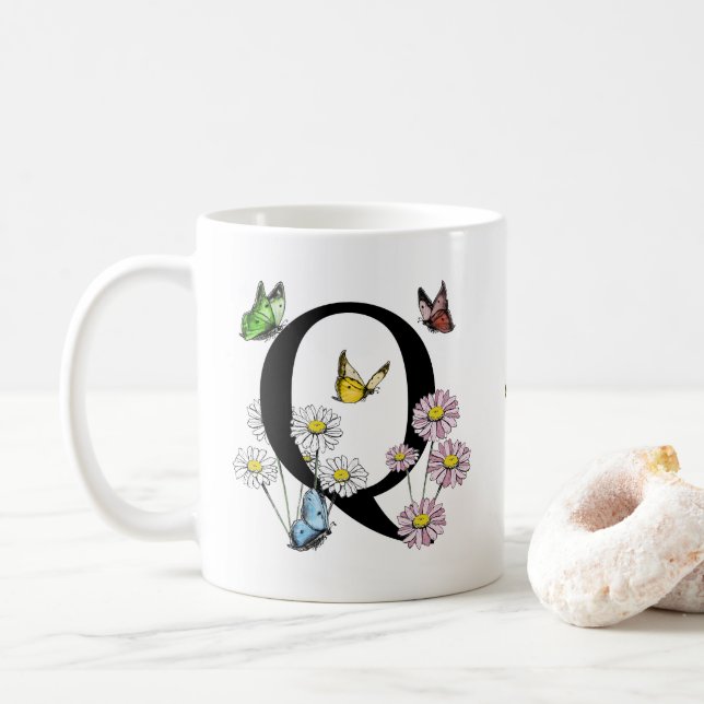 Letter Q Floral Butterfly Monogram Kaffeetasse (Mit Donut)