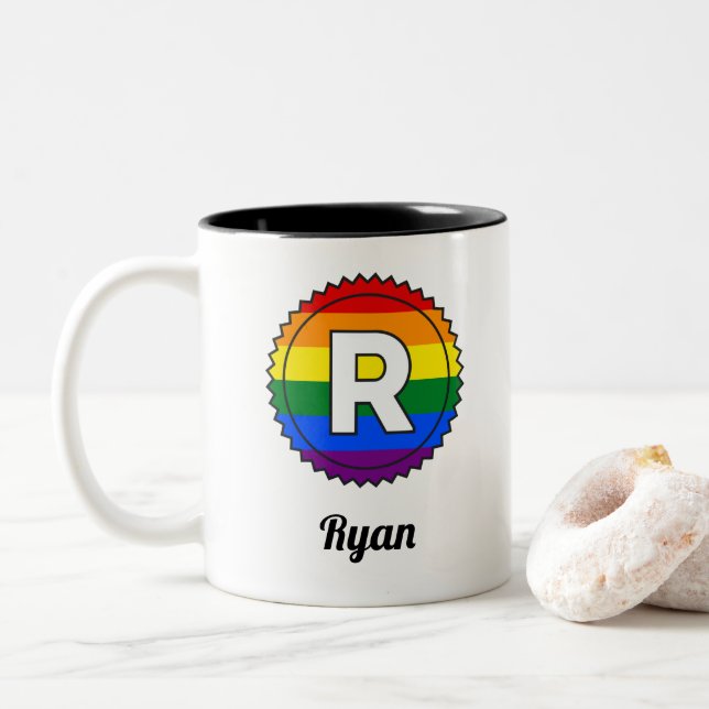 Letter R Initial & Name Gay Pride Rainbow Monogram Zweifarbige Tasse (Mit Donut)