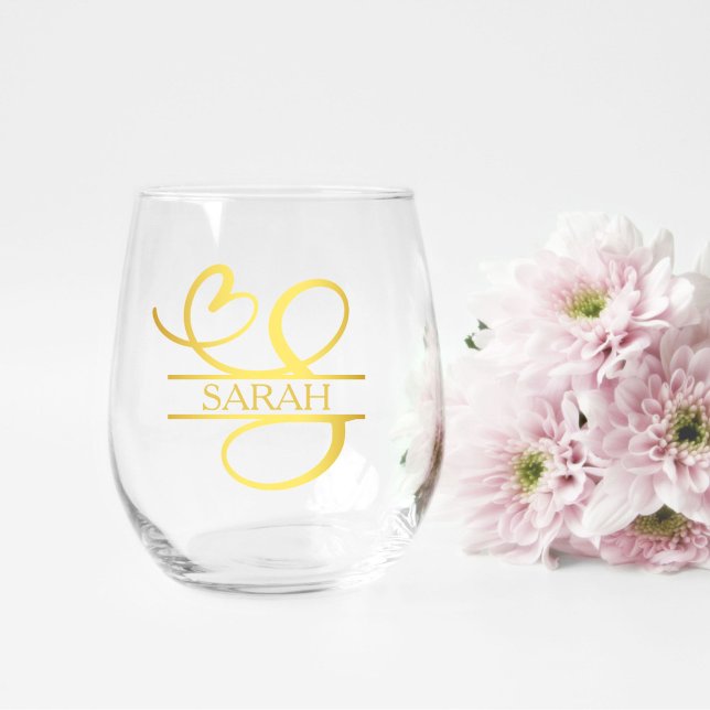 Letter S Monogram Bridesmaid Gift, Modernes Elegan Weinglas Ohne Stiel (stemless wine glass for a bridesmaid gift that has a gold split S monogram and customized with name)