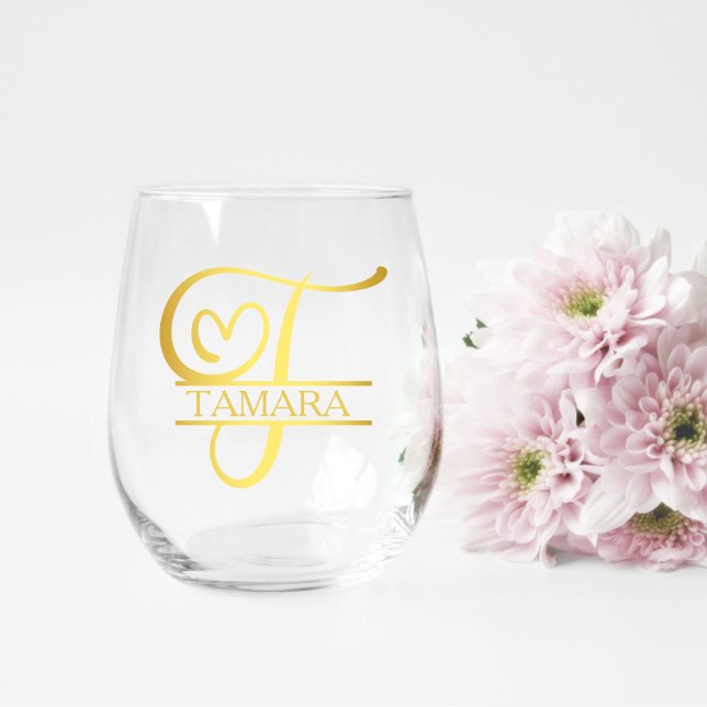 Letter T Monogram Bridesmaid Gift, Modernes Elegan Weinglas Ohne Stiel (stemless wine glass for a bridesmaid gift that has a gold split t monogram and customized with name)