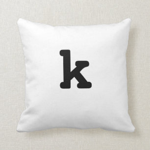 Lettre minuscule k de coussin noir et blanc