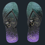 Letzte Flug vor dem Ring - Lila und Aquamarin Flip Flops<br><div class="desc">🥇 ORIGINAL COPYRIGHT ART DESIGN VON Donna Siegrist NUR AUF ZAZZLE VERFÜGBAR! Dreh Flop Shoes bereit für dich zu personalisieren. Entsprechende Produkte stehen zur Verfügung oder Sie können das Design einfach auf ein anderes Produkt übertragen. Wenn nötig... Sie können den gesamten Text löschen und mit Ihren eigenen Text-, Schriftart- und...</div>