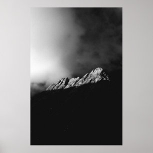 Letzte Sonnenstrahlen auf dem Berg in Schwarz-Weiß Poster
