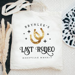 Letzter Rodeo Horseshoes-Junggeselinnen-Abschied Tragetasche<br><div class="desc">Herzlich willkommen im Bachelorette-Wochenende in der Diskothek Cowgirl oder Western mit diesen niedlichen personalisierten Taschen. Das Design besteht aus einem Paar Hufeisen,  die von den im Retro-Stil gehaltenen Sternen mit dem "letzten Rodeo" flankiert werden. Geben Sie Ihren Namen,  den Ortsnamen und das Jahr ein.</div>