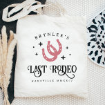 Letzter Rodeo Horseshoes-Junggeselinnen-Abschied Tragetasche<br><div class="desc">Herzlich willkommen im Bachelorette-Wochenende in der Diskothek Cowgirl oder Western mit diesen niedlichen personalisierten Taschen. Das Design umfasst ein Paar staubiger Rose-Rosa-Hufeisen, flankiert von Retro-Disco-Stars mit dem "letzten Rodeo" darunter. Geben Sie Ihren Namen, den Ortsnamen und das Jahr ein. Mit dem Design-Tool von Zazzle können die Farbe von Horseshoe und...</div>