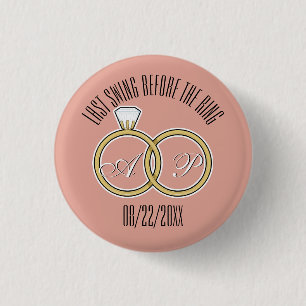 Letzter Swing vor der Ring-Hochzeitsfeier Rosa Button
