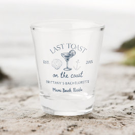 Letzter Toast am Junggeselinnen-Abschied am Strand Schnapsglas