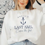 Letztes Segel vor dem Schleier Nautical Bacheloret Sweatshirt<br><div class="desc">Bleibe gemütlich an deinem nautischen oder bootfähigen Junggeselinnen-Abschied mit diesen niedlichen personalisierten Sweatshirts. Das Design zeigt eine Darstellung eines marineblauen Schiffes, die von einem kleinen Herz überragt wird. Darunter befinden sich zwei Zeilen benutzerdefinierter Text, die mit "Last Sail Before the Veil" gezeigt werden. Fügen Sie den Namen der Braut gebogen...</div>