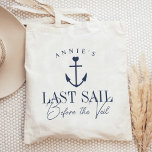 Letztes Segel vor dem Schleier Nautical Bacheloret Tragetasche<br><div class="desc">Mit diesen niedlichen personalisierten Taschen können Sie Ihren Junggeselinnen-Abschied im Wassersport oder auf dem Boot empfangen. Das Design zeigt eine Darstellung eines marineblauen Schiffes, die von einem kleinen Herz überragt wird. Darunter befinden sich zwei Zeilen benutzerdefinierter Text, die mit "Last Sail Before the Veil" gezeigt werden. Fügen Sie den Namen...</div>