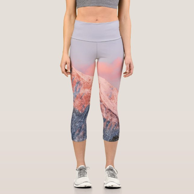 Letztes Sonnenlicht auf dem Berg Storžič, Slowenie Capri Leggings (Vorderseite)