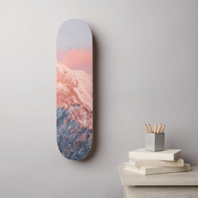 Letztes Sonnenlicht auf dem Berg Storžič, Slowenie Skateboard (Wandkunst)