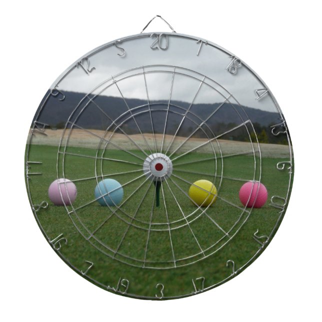 leuchtend farbige Golfbälle auf einem Berg Dartscheibe (vorne)