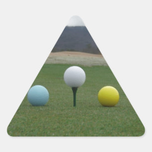 leuchtend farbige Golfbälle auf einem Berg Dreieckiger Aufkleber