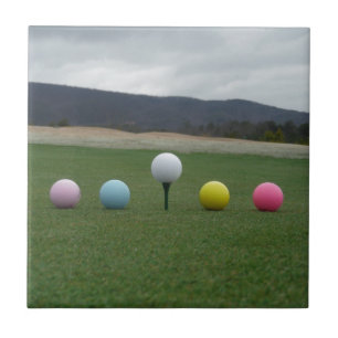 leuchtend farbige Golfbälle auf einem Berg Fliese