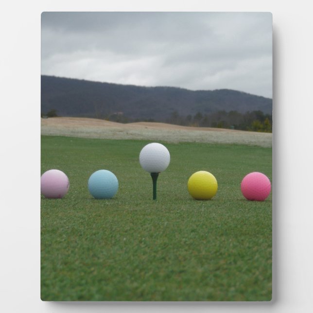 leuchtend farbige Golfbälle auf einem Berg Fotoplatte (Vorderseite)