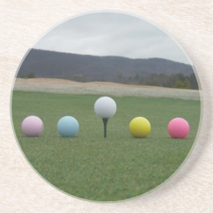 leuchtend farbige Golfbälle auf einem Berg Getränkeuntersetzer