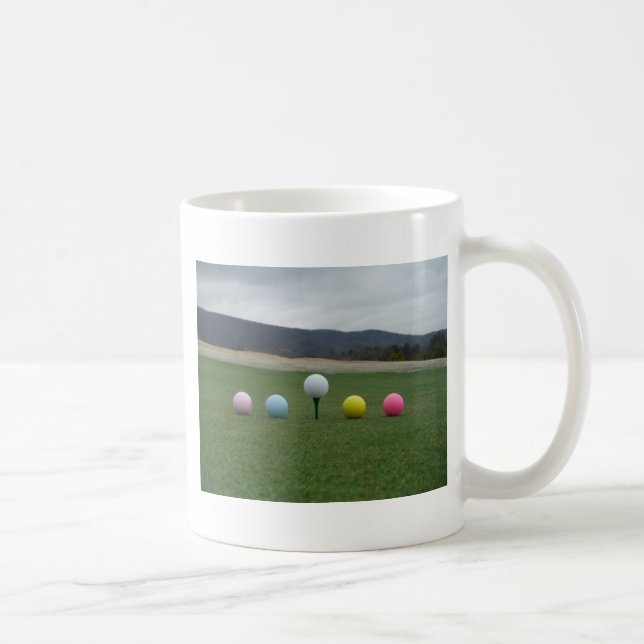 leuchtend farbige Golfbälle auf einem Berg Kaffeetasse (Rechts)