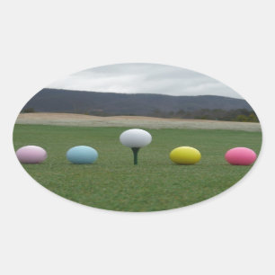 leuchtend farbige Golfbälle auf einem Berg Ovaler Aufkleber