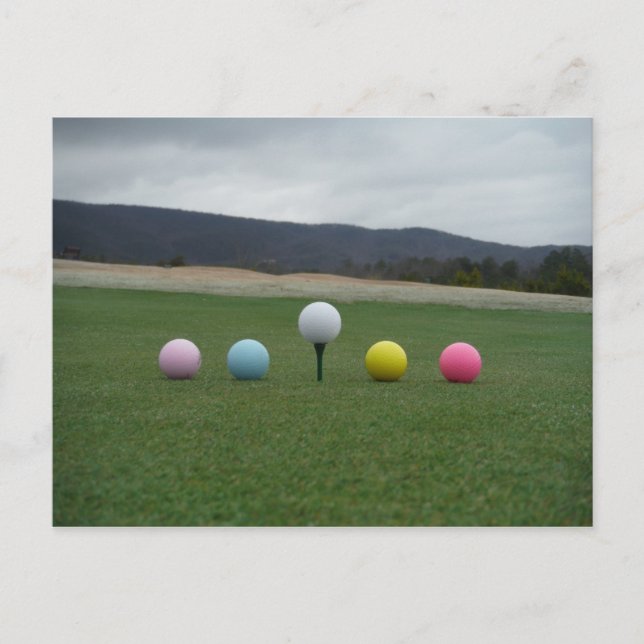 leuchtend farbige Golfbälle auf einem Berg Postkarte (Vorderseite)