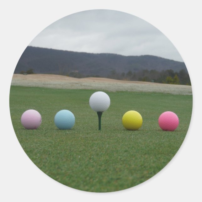 leuchtend farbige Golfbälle auf einem Berg Runder Aufkleber (Vorderseite)