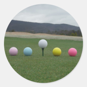leuchtend farbige Golfbälle auf einem Berg Runder Aufkleber