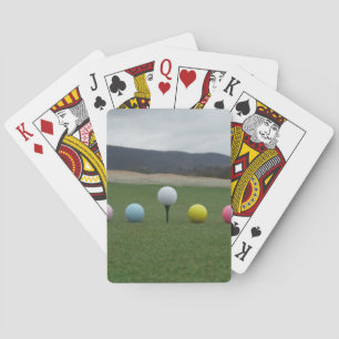 leuchtend farbige Golfbälle auf einem Berg Spielkarten