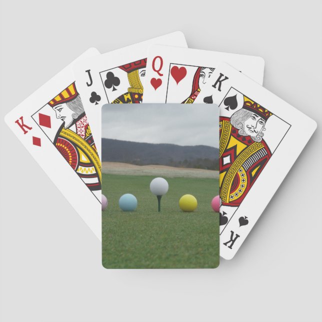 leuchtend farbige Golfbälle auf einem Berg Spielkarten (Rückseite)