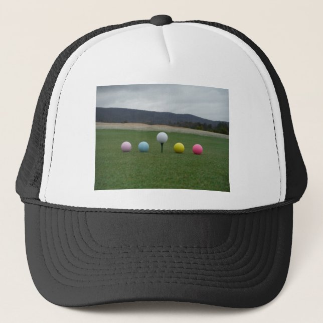 leuchtend farbige Golfbälle auf einem Berg Truckerkappe (Vorderseite)