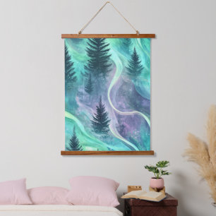 Leuchtende Aurora über nächtlicher Kiefernwaldszen Wandteppich Mit Holzrahmen