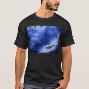 Leuchtende blaue Sturm-Wolken durch KLM T-Shirt