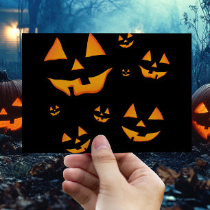 Leuchtende Jack-O-Lantern-Gesichter zum Halloween- Postkarte