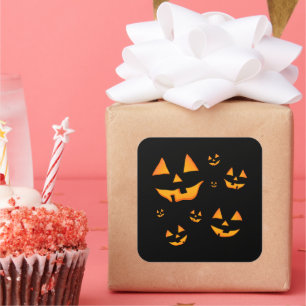 Leuchtende Jack-O-Lantern-Gesichter zum Halloween- Quadratischer Aufkleber