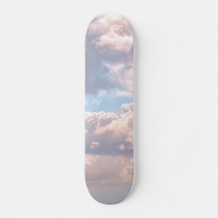 Leuchtende rosa flauschige Wolken in einem blauen  Skateboard