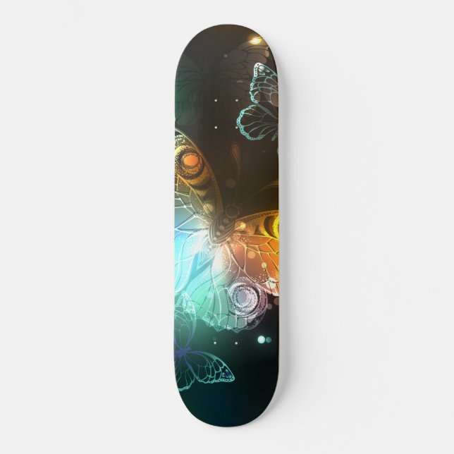 Leuchtende Schmetterlinge und Nachtschmetterlinge Skateboard (Vorderseite)