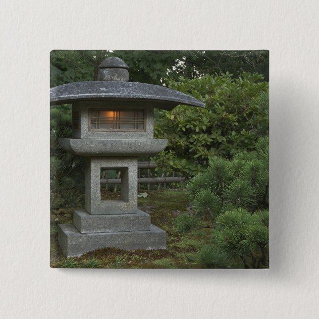 Leuchtende Steinlaterne im Japanischen Garten Button (Vorderseite)